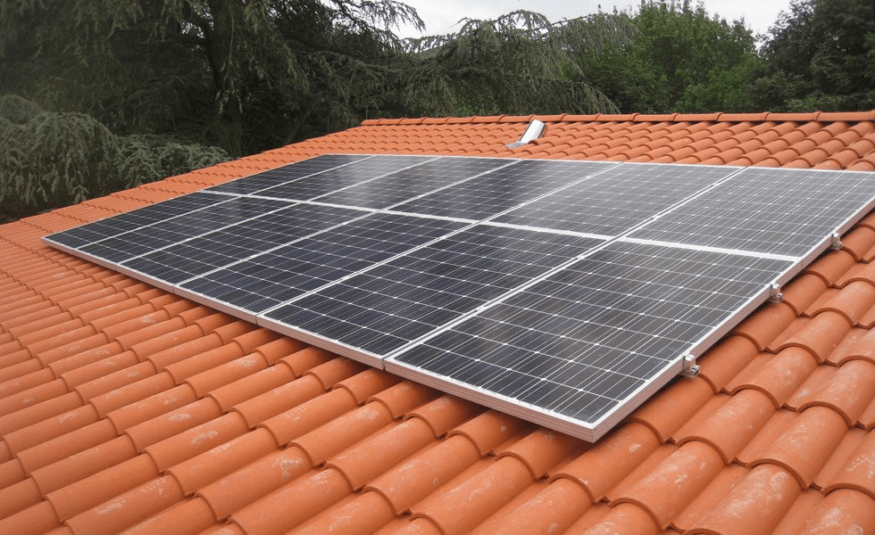 Installation panneau photovoltaïque sur toiture